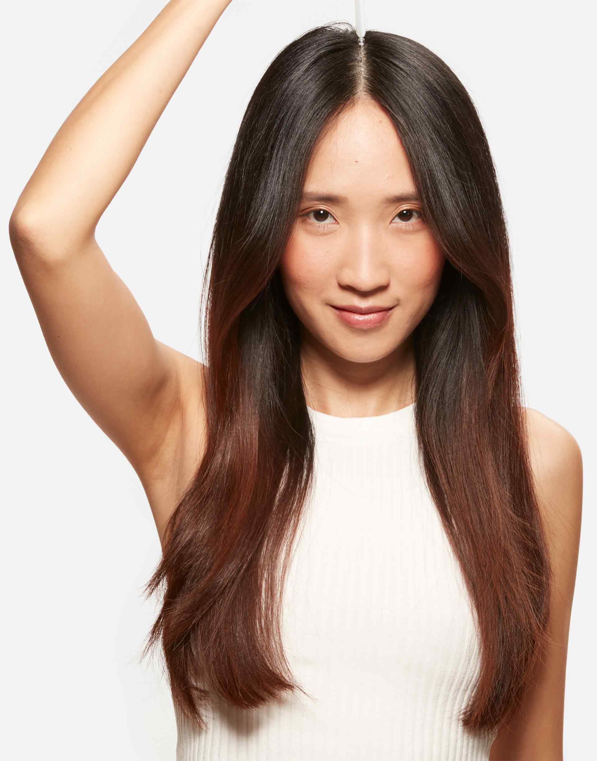 Cuero cabelludo de modelo con serum de cuidado Kerastase