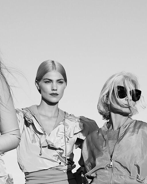 Imagen en blanco y negro de mujeres rubias