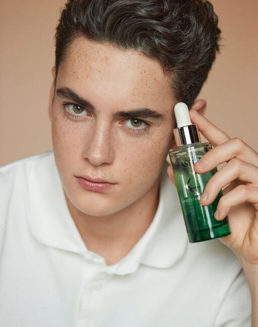 Modelo con el serum Potentialiste Specifique