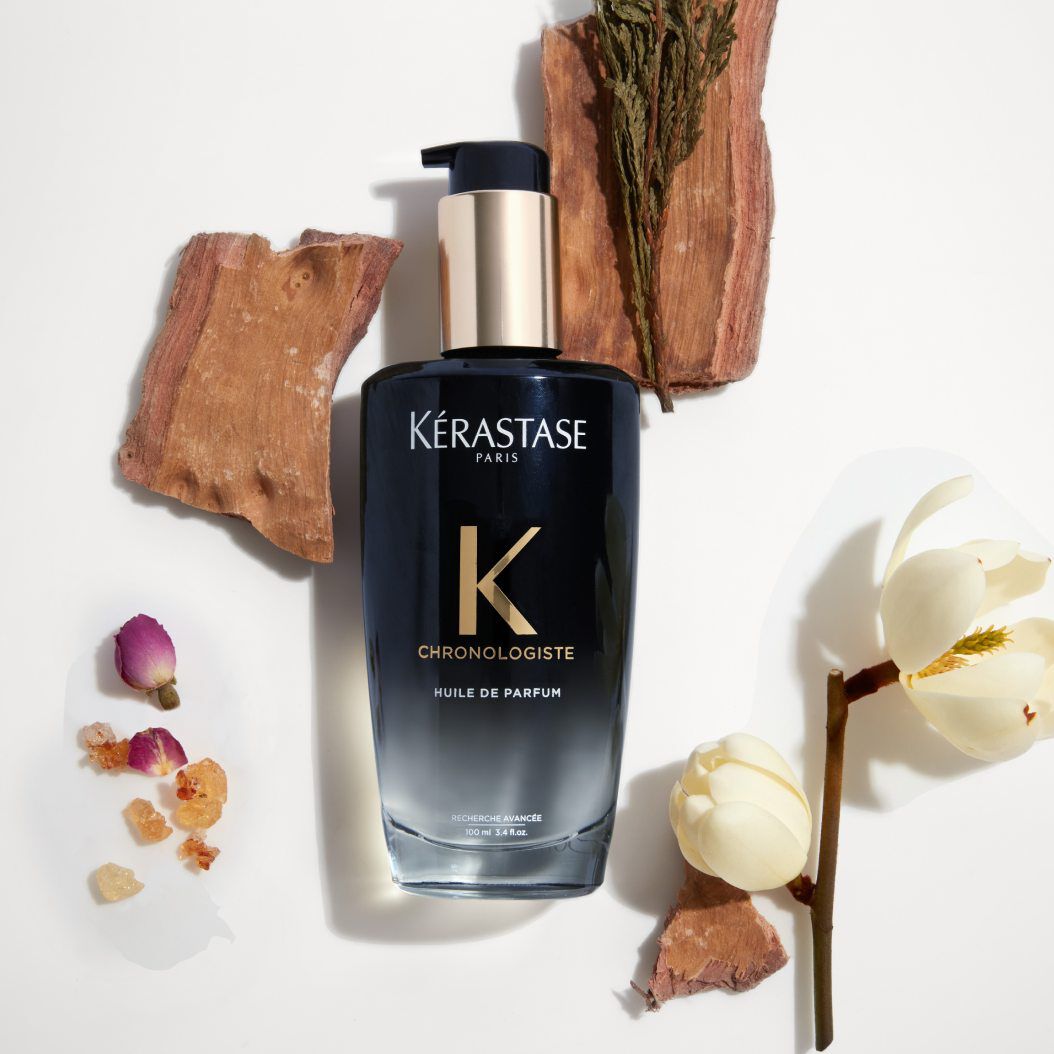 Además de proporcionar restauración y regeneración al cabello opaco, el aceite capilar Chronologiste presenta una artística mezcla de fragancias con notas de cedro, magnolia y té de rosas.