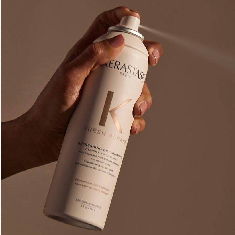 El brillo del sebo hace que el cabello se vea más opaco. El uso del shampoo en seco Fresh Affair absorbe el exceso de grasa del cuero cabelludo y el cabello para refrescarlo fácilmente.