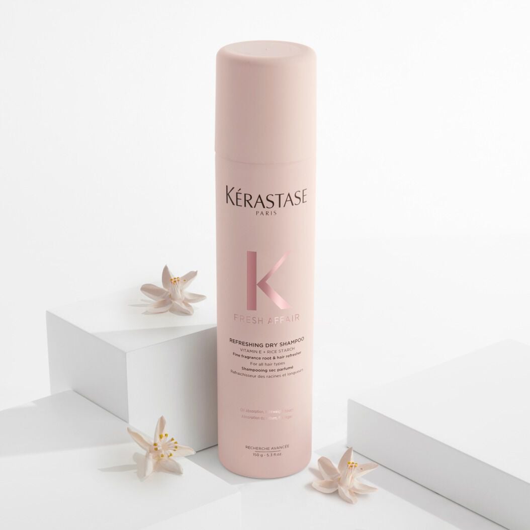 El shampoo en seco Fresh Affair no solo absorbe la grasa, sino que también añade volumen y textura al cabello opaco.