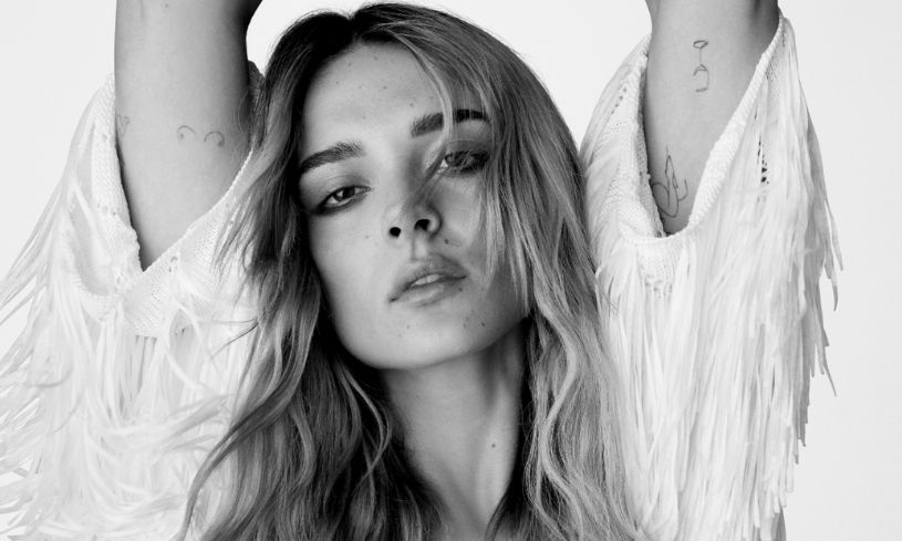 Charlotte Lawrence – Cuidado restaurativo para todo el cabello con color Charlotte Lawrence – Cuidado restaurativo para todo el cabello con color