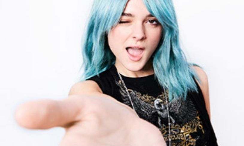 Charlotte Lawrence disfrutando su pelo azul Charlotte Lawrence disfrutando su pelo azul