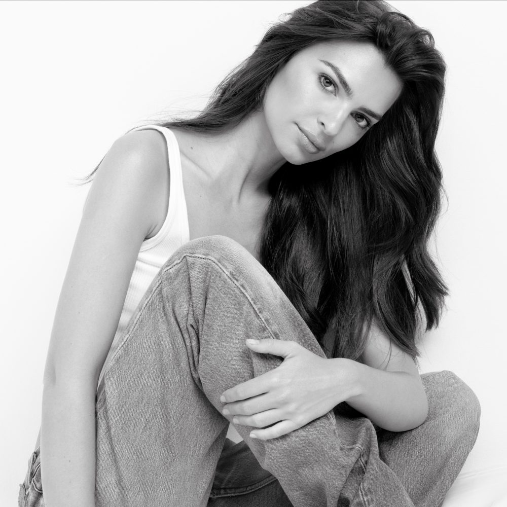 Emily Ratajkowski luce su hermoso cabello sano y brillante.