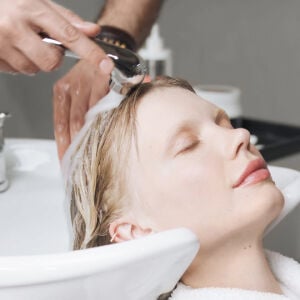Consejos de Kérastase para protegerse del agua dura - modelo que recibe un tratamiento en el salón.