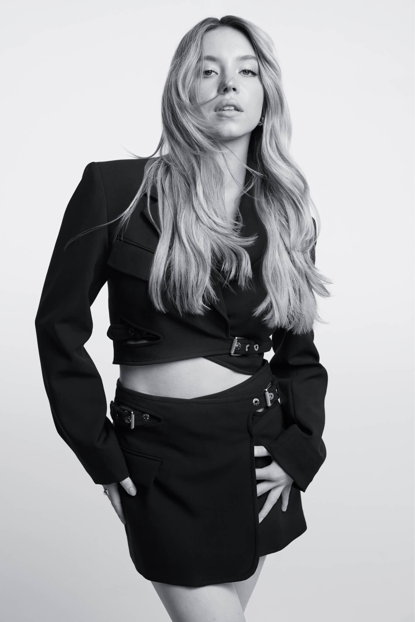 Sydney Sweeney está constantemente cambiando su cabello. En esta imagen, su cabello está decolorado y largo.