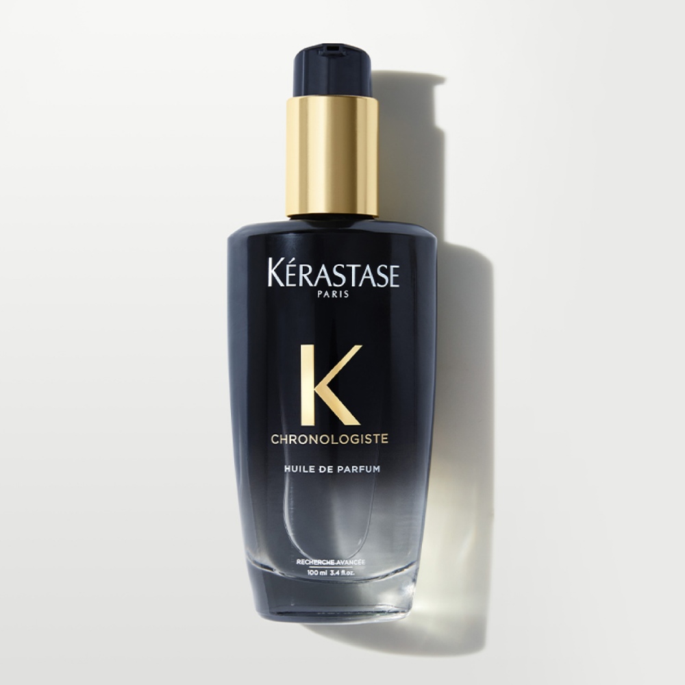 El aceite capilar Chronologiste Huile de parfum se muestra sobre un fondo gris puro. El aceite presenta una artística mezcla de fragancias adictivas a la vez que proporciona brillo y nutrición al cabello.