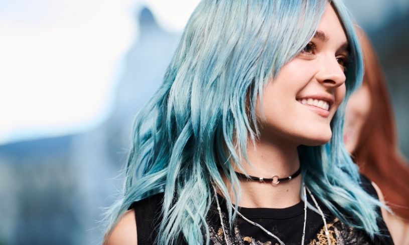 Modelo Kérastase con cabello azul Modelo Kérastase con cabello azul